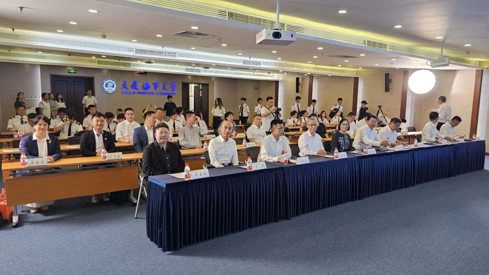 The delegation and students witnessed the signing of an agreement by Hong Kong Seamen's Union and Dalian Maritime University on the collaboration of seafaring training.