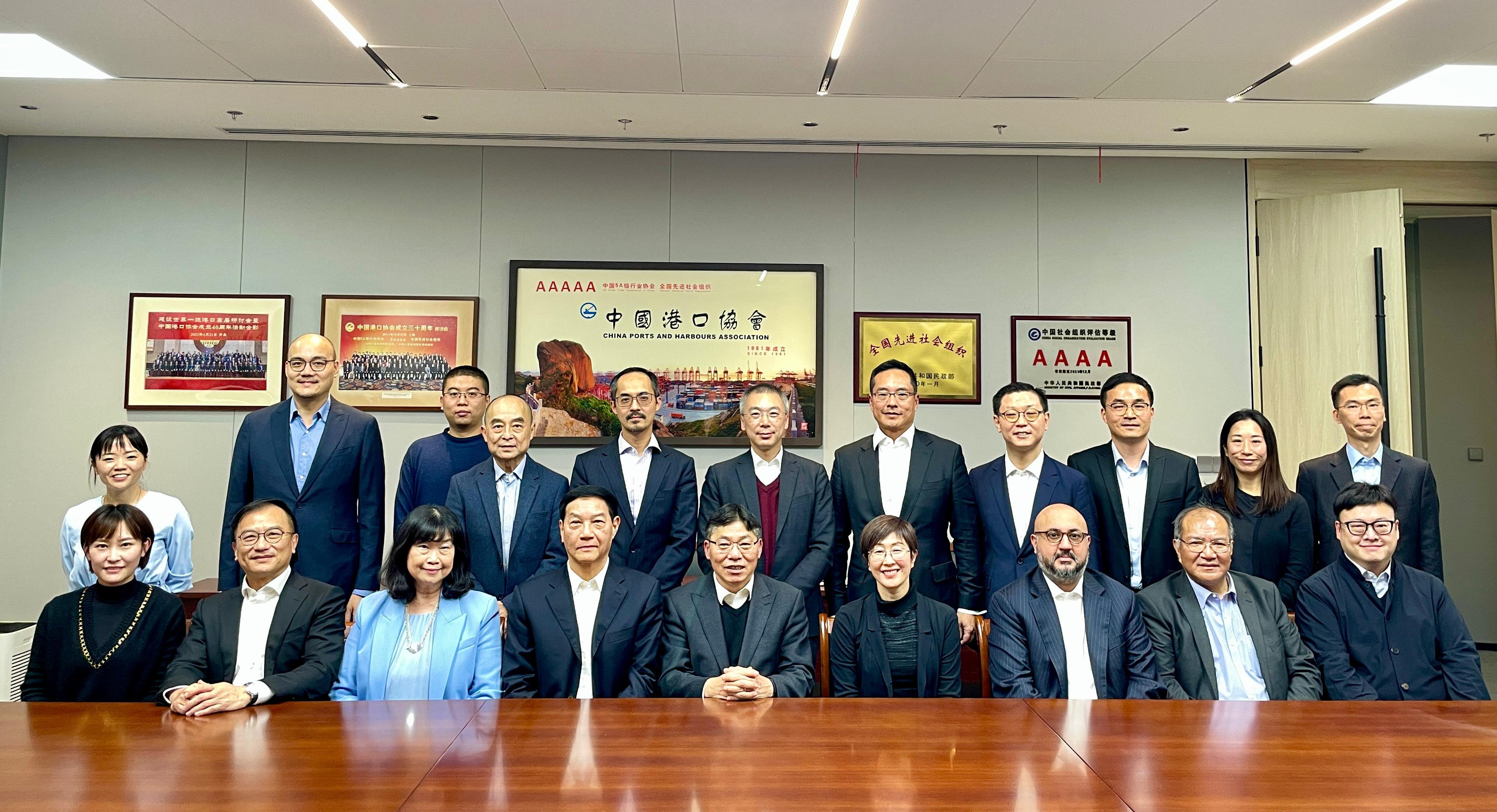 The Chairman of the Hong Kong Maritime and Port Board (HKMPB) and the Secretary for Transport and Logistics, Mr Lam Sai-hung, led a delegation comprising members from the HKMPB, the Marine Department, Invest Hong Kong and the Hong Kong Trade Development Council to visit Shanghai today (December 4), where they met with representatives of the China Ports and Harbours Association (CPHA). Photo shows Mr Lam (front row, centre); the Director of the Hong Kong Economic and Trade Office in Shanghai, Mrs Laura Aron (front row, fourth right); Executive Vice President of the CPHA, Mr Chen Yingming (front row, fourth left), and others at the meeting.
