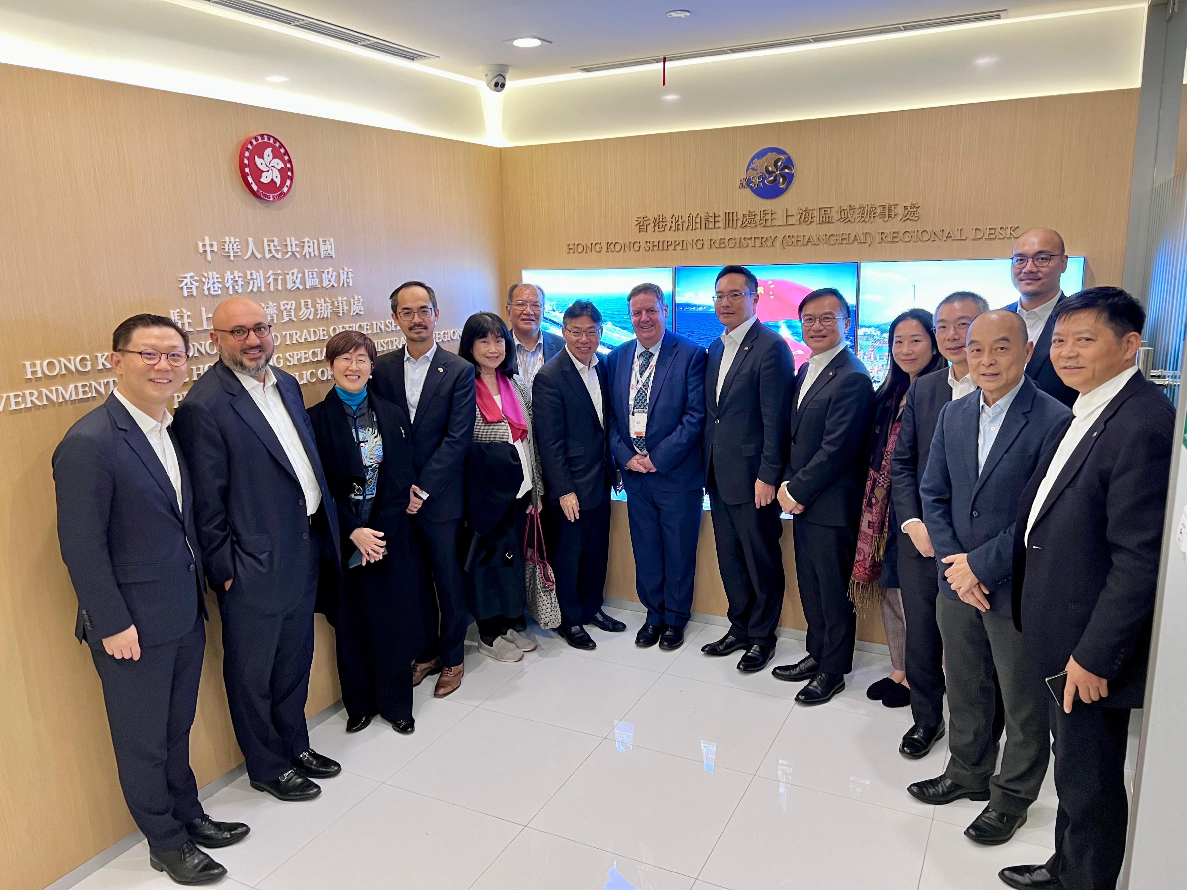 Accompanied by the Director of the Hong Kong Economic and Trade Office in Shanghai, Mrs Laura Aron (third left), the Chairman of the Hong Kong Maritime and Port Board (HKMPB) and Secretary for Transport and Logistics, Mr Lam Sai-hung (seventh left), leads members of the HKMPB to visit the Hong Kong Shipping Registry (Shanghai) Regional Desk today (December 5) and learn about its operation since its establishment four years ago.