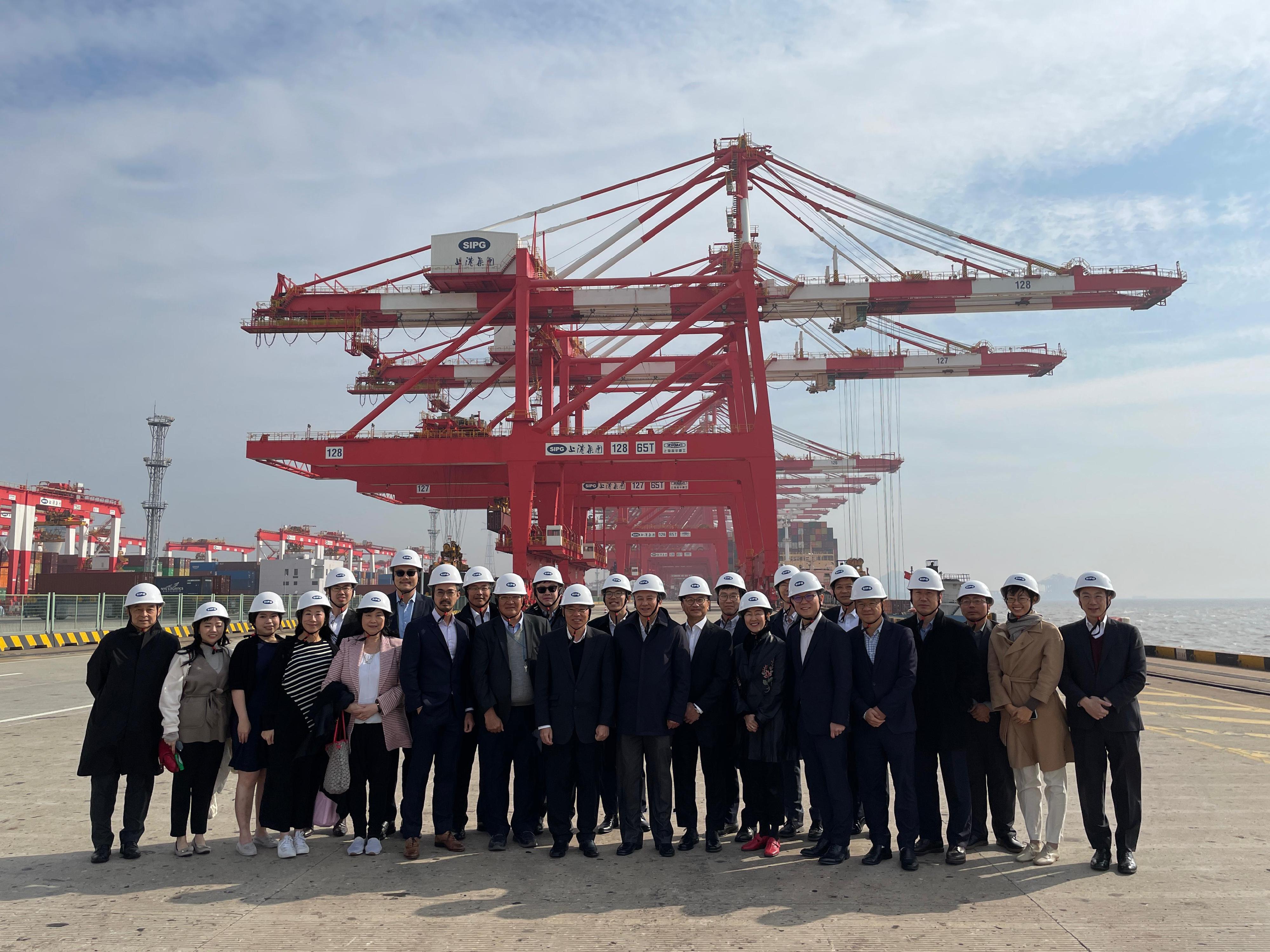 The Secretary for Transport and Logistics, Mr Lam Sai-hung (front row, eighth left), leads members of the Hong Kong Maritime and Port Board to visit the Yangshan Phase IV Automated Terminal in Shanghai today (December 6) to understand more about its operation.
