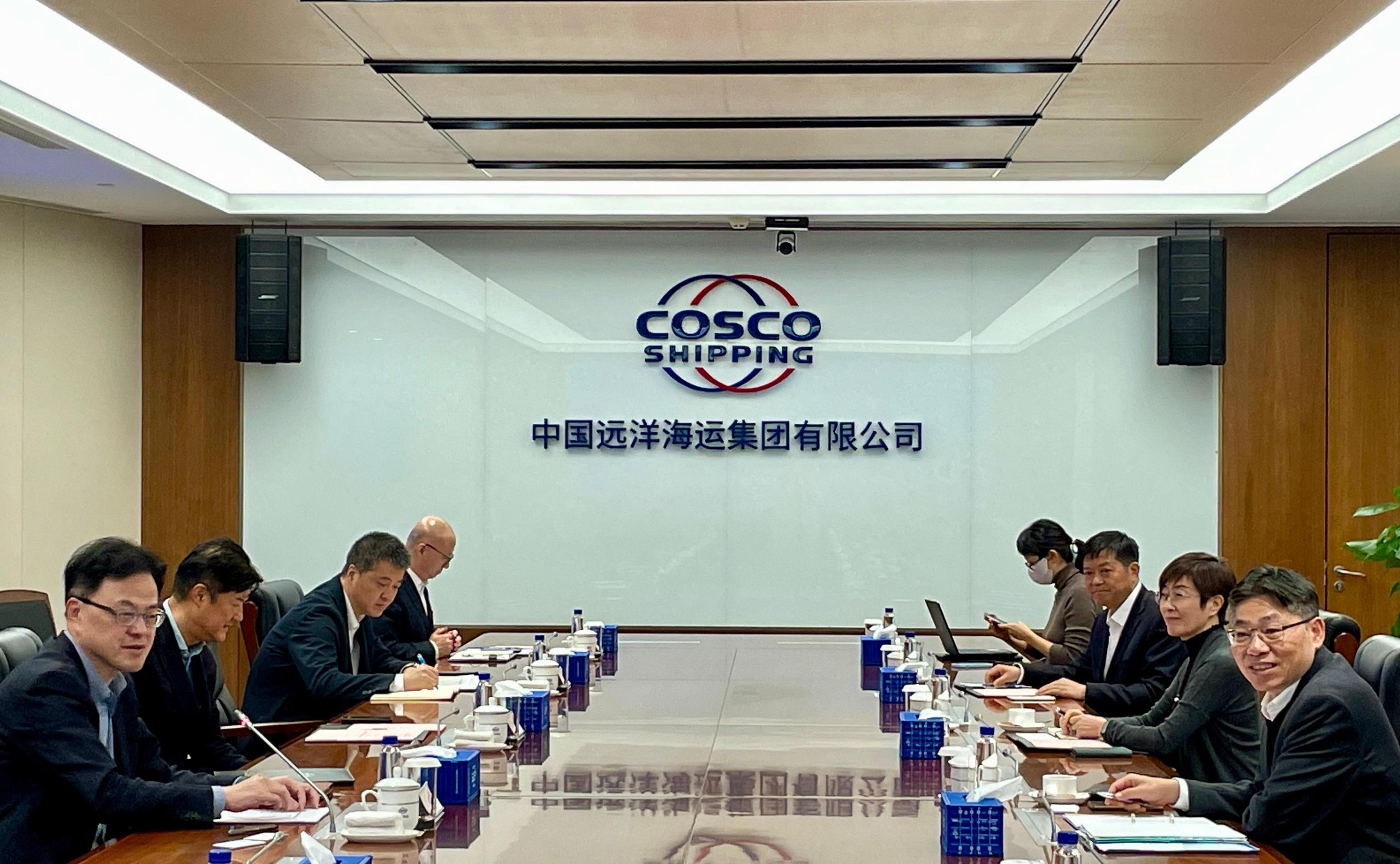 The Secretary for Transport and Logistics, Mr Lam Sai-hung (first right), pays a visit to China COSCO Shipping Corporation this afternoon (December 6) and highlights Hong Kong's latest developments on maritime, ports and logistics.