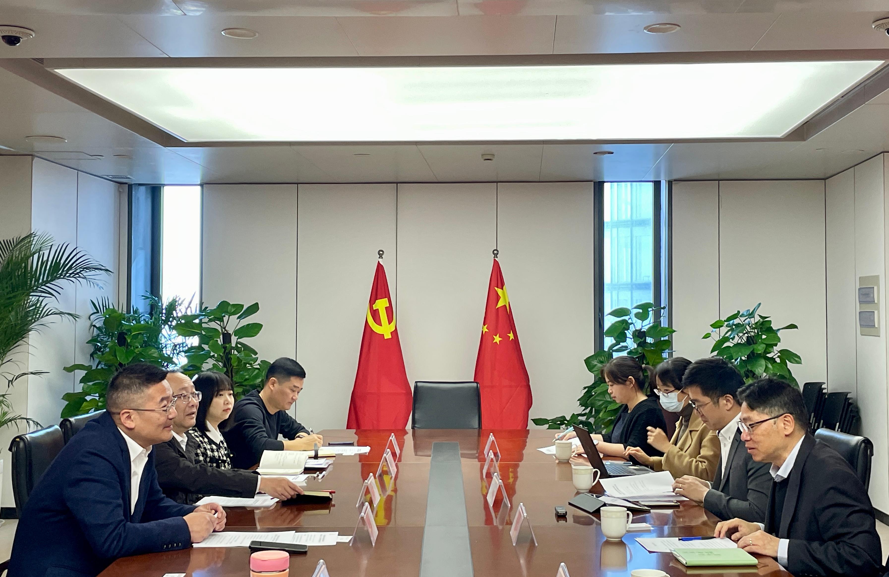 The Secretary for Transport and Logistics, Mr Lam Sai-hung (first right), meets with representatives of the Hangzhou Transportation Bureau, the Hangzhou Municipal Bureau of Economy and Informatization, as well as the Hangzhou Traffic Police this morning (December 7) to understand their latest transport policies and relevant regulatory work in traffic management.