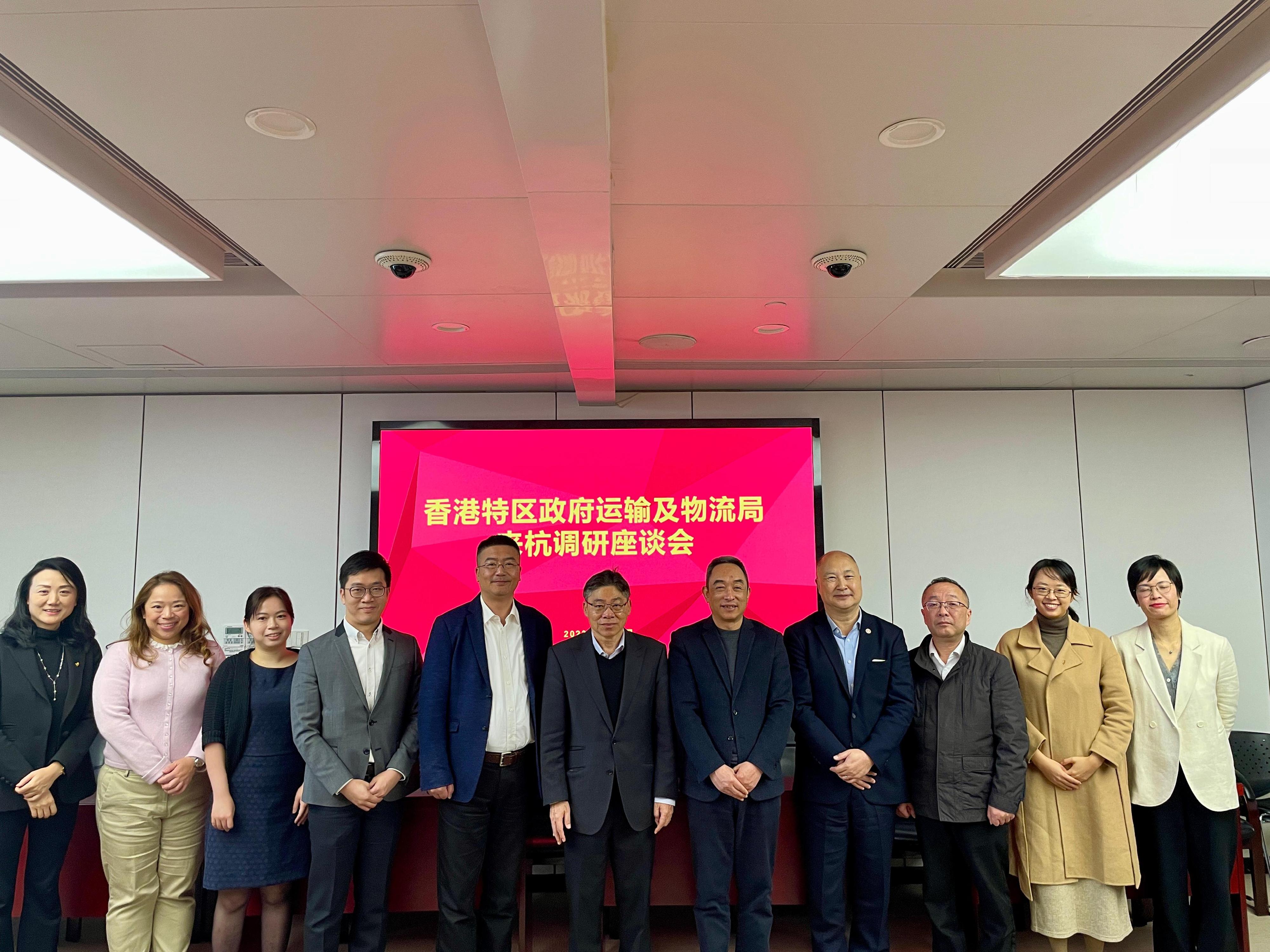 The Secretary for Transport and Logistics, Mr Lam Sai-hung, learned about the latest developments in transport policies in Hangzhou today (December 7). Photo shows Mr Lam (centre) with the Director General of the Hong Kong and Macao Affairs Office of the Hangzhou Municipal People's Government, Mr Jin Heng (fifth right), and other representatives.