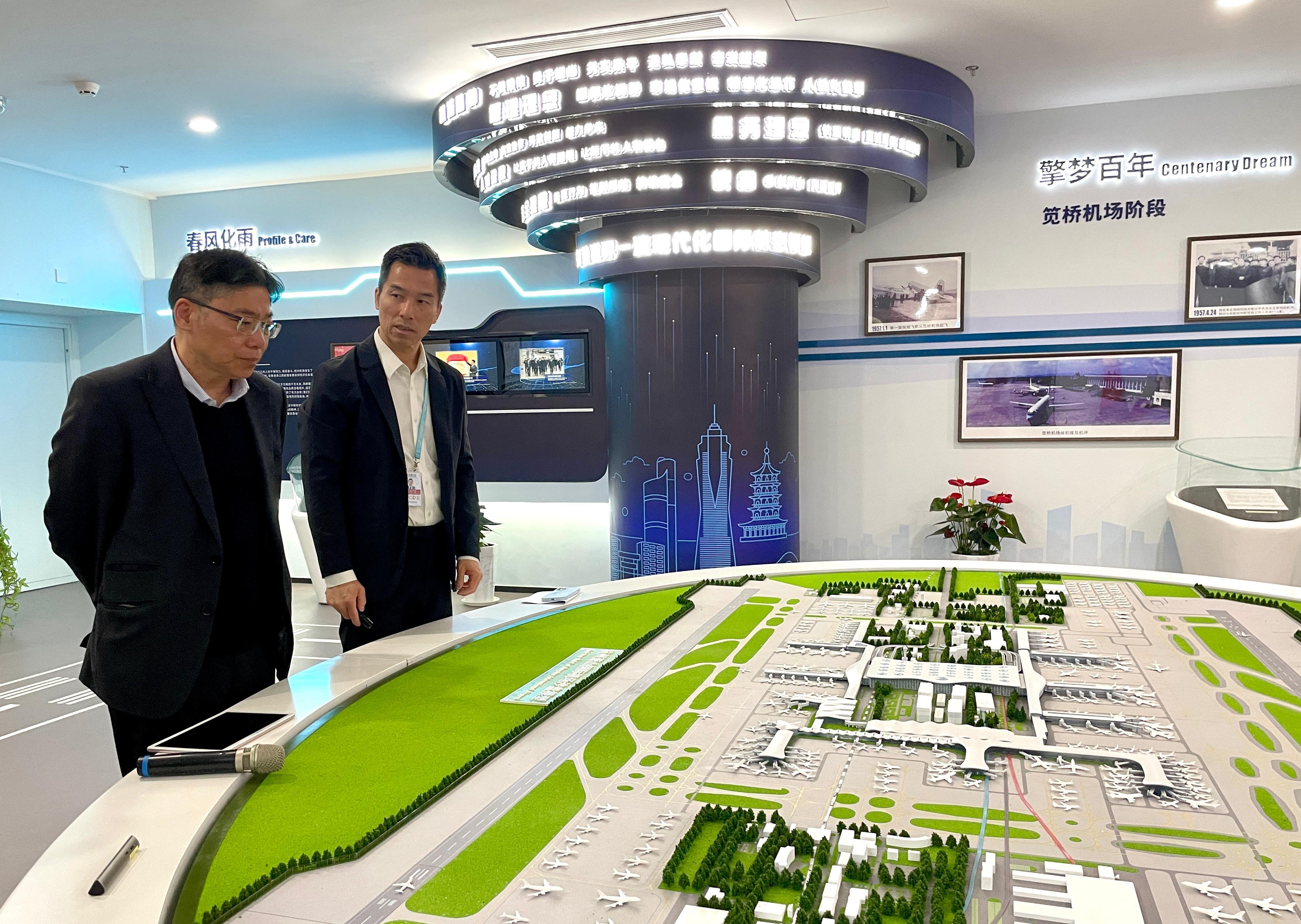 The Secretary for Transport and Logistics, Mr Lam Sai-hung (left), visits Hangzhou Xiaoshan International Airport today (December 7) and receives a briefing by representatives of the Airport Authority Hong Kong on the latest development at Hangzhou Xiaoshan International Airport.
