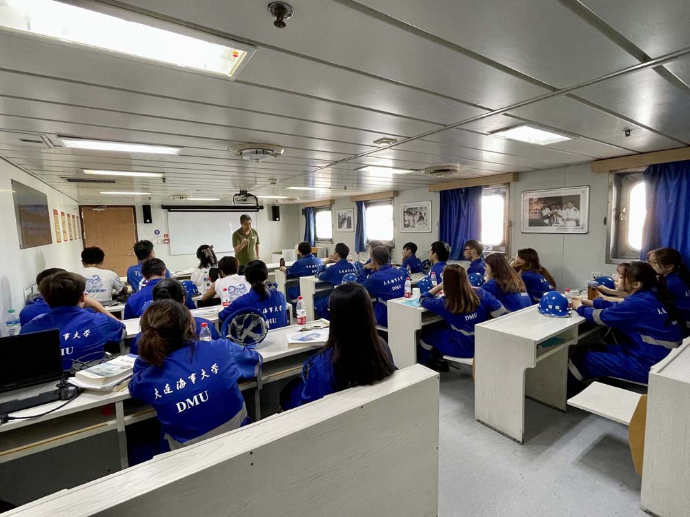 Hong Kong students learned nautical-related knowledge in “Yu Kun” classroom.